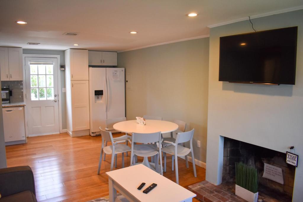 Seaside Serenity, Just A Block /0.1 Mile Away From The Beach Yarmouth Exterior photo